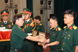 Trung tướng Lê Minh Quang, Bí thư Đảng ủy, Chính ủy Quân đoàn 34 trao Bằng khen cho các tập thể.