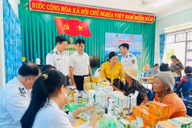 Cảnh sát biển khám bệnh, tặng quà đồng bào dân tộc thiểu số tại xã Đak Pơ