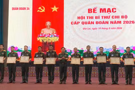 Lãnh đạo Quân đoàn 34 trao thưởng cho các cá nhân đạt giải cao tại hội thi.