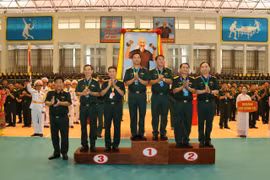 Ban Tổ chức trao giải cho các đơn vị đạt thành tích cao tại hội thao. Ảnh: N.T