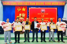 Đảng ủy xã Gào trao tặng huy hiệu Đảng cho 6 đảng viên