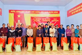 Trao 300 phần quà cho hộ nghèo, hộ khó khăn tại phường Diên Hồng và xã Ia Khươl