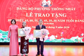 Đảng ủy phường Thống Nhất trao tặng huy hiệu Đảng cho 375 đảng viên