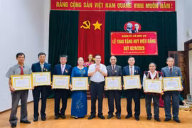 Đảng ủy xã Đức Cơ trao Huy hiệu Đảng cho 59 đảng viên nhân dịp Quốc khánh 2-9