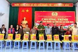 Cục Cảnh sát quản lý trại giam, cơ sở giáo dục bắt buộc, trường giáo dưỡng tặng 40 phần quà cho người dân, học sinh xã Ayun