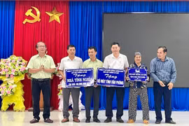 Nhà máy Đường An Khê trao kinh phí hỗ trợ xây dựng 8 nhà tình nghĩa cho hộ nghèo