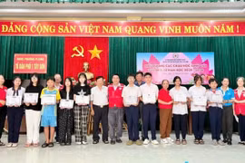 Hội Chữ thập đỏ phường Pleiku trao quà cho học sinh đạt thành tích xuất sắc