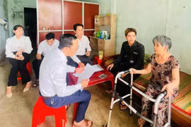 Xã Hoài Ân hỗ trợ thủ tục cho học sinh, sinh viên trong dịp lễ Quốc khánh 2-9.