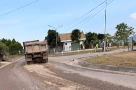 Tạm dừng lưu thông ô tô để sửa chữa đoạn đường qua đập dâng Văn Phong (thuộc 2 xã Bình An, Bình Phú, tỉnh Gia Lai).