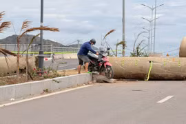 Hai thanh niên khiêng xe máy vượt rào chắn tại cầu Diêm Vân (xã Tuy Phước).