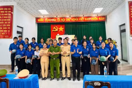 Trạm CSGT Tuy Phước phối hợp với Công an phường Quy Nhơn Tây tổ chức tuyên truyền pháp luật về giao thông cho thanh thiếu niên trên địa bàn.