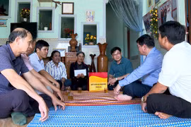 Khối thi đua các cơ quan Đảng tỉnh thăm, tặng quà 5 gia đình chính sách xã Ia Hrung