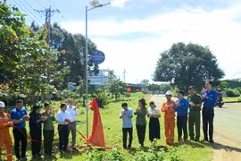 Khánh thành và gắn biển công trình "Thắp sáng đường biên" tại xã Ia O. Ảnh Minh Trung 
