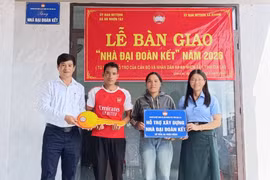 Bàn giao 4 căn nhà Đại đoàn kết cho hộ khó khăn xã Kdang