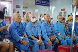 Trao tặng 40 bộ tóc cho bệnh nhân ung thư đang điều trị tại Bệnh viện Ung bướu Đà Nẵng