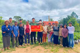 Công an xã Hra cùng đơn vị tài trợ trao cây giống cho các học viên lớp học tình thương.