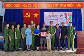 Công an xã Al Bá ra mắt mô hình “Mẹ đỡ đầu” hỗ trợ học sinh nghèo