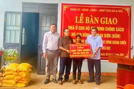 Xã Ia Hrú bàn giao nhà ở cho con đẻ người hoạt động kháng chiến bị nhiễm chất độc hóa học
