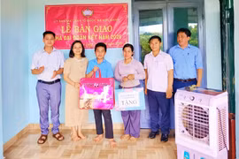 Trao nhà “Đại đoàn kết” cho 2 hộ khó khăn ở xã Kon Gang