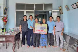 Trao kinh phí hỗ trợ nhà ở cho 3 gia đình con đẻ người hoạt động kháng chiến bị nhiễm chất độc hóa học ở xã Bình Khê