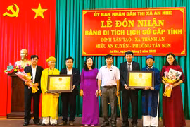 An Khê đón nhận bằng xếp hạng các di tích cấp tỉnh. Ảnh: Thế Huynh