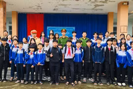 Công an phường An Khê phối hợp Phòng Cảnh sát giao thông Công an tỉnh Gia Lai tuyên truyền pháp luật cho học sinh Trường THCS Lê Hồng Phong.