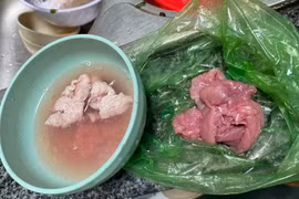 Khách mua thịt bò bị chủ sạp lừa bán thịt heo gây xôn xao dư luận ở Gia Lai. 