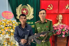 Người dân phường An Khê giao nộp súng AK cùng 27 viên đạn.