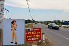 Công an Gia Lai lắp đặt hình ảnh CSGT bắn tốc độ tại các “điểm nóng” để nhắc nhở người dân.