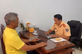 Đội CSGT đường bộ số 4 (Phòng CSGT Công an tỉnh Gia Lai) làm việc và lập biên bản xử phạt tài xế nhà xe Đệ Nhất vì hành vi không dừng lại hỗ trợ nạn nhân sau va chạm.