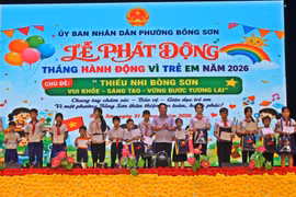 Phường Bồng Sơn tặng quà cho 400 trẻ em dịp Ngày Quốc tế thiếu nhi.