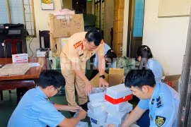 Cảnh sát giao thông Gia Lai phát hiện xe tải chở hơn 4.000 sản phẩm không rõ nguồn gốc.