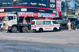 Xe tải va chạm xe đạp điện tại ngã ba Diêu Trì (xã Tuy Phước, tỉnh Gia Lai) khiến 1 phụ nữ tử vong.