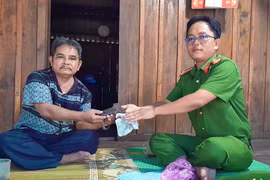 Người dân xã An Vinh tự nguyện giao nộp 1 khẩu súng lục