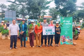 Ban tổ chức trao 5.000 cây điều giống cho 200 hộ dân trên địa bàn xã Ia Dơk. 