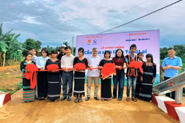 Ban tổ chức thực hiện nghi thức cắt băng khánh thành cầu dân sinh tại làng Tai Glai (xã Ia Ko).
