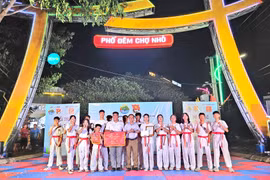 Ban tổ chức trao giải Nhất cho CLB Taekwondo Phước Mỹ tại Hội thi Võ nhạc lần thứ I năm 2026.