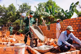 Chương trình xóa nhà tạm, nhà dột nát thời gian qua đã giúp hàng ngàn hộ khó khăn về nhà ở được an cư. Ảnh: A.H