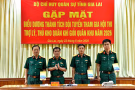 Khen thưởng các quân nhân có thành tích xuất sắc trong Hội thi Trợ lý, Thủ kho quân khí giỏi cấp Quân khu 5.