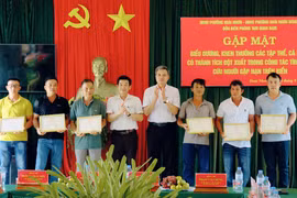 Tuyên dương các cá nhân cứu 32 ngư dân gặp nạn giữa biển.