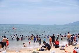 Người dân và du khách nhộn nhịp tắm biển cầu bình an trong ngày Tết Đoan Ngọ