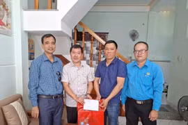 Thăm, tặng quà nạn nhân tai nạn lao động.