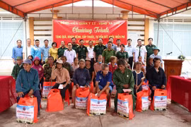 Bệnh viện Quân y 13 khám bệnh, tặng quà người dân xã SRó.