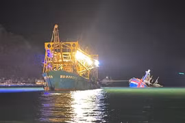 Tàu cá GL-99322-TS gặp nạn đã được đưa về cảng Đề Gi an toàn.