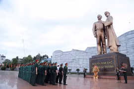 Đoàn công tác Học viện Quốc phòng dâng hoa tại Tượng đài Nguyễn Sinh Sắc - Nguyễn Tất Thành.