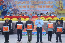 Trung đoàn Không quân 925 tổ chức chương trình “Xuân canh trời - Tết thắm tình quân dân”.