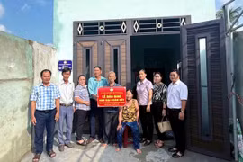 Bình Khê bàn giao 2 nhà Đại đoàn kết cho hộ khó khăn.