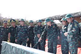 Thiếu tướng Phan Đại Nghĩa kiểm tra công trình chiến đấu trên xã đảo Nhơn Châu 