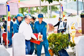 Tổ chức lễ truy điệu, an táng 3 liệt sĩ tại phường Hoài Nhơn Nam.