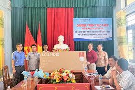 Trao tặng thiết bị phục vụ dạy và học cho các trường tại xã Bình Khê.